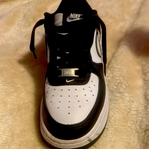 Black/White air forces not too worn 7y big kids = 8.5 in woman’s - Picture 3 of 4